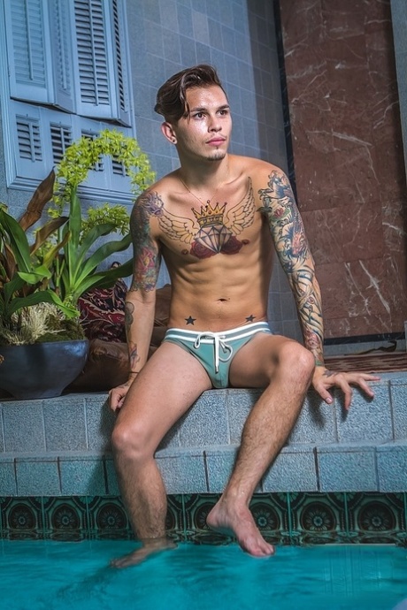 Muscular gay enjoys hardcore anal sex with a hot bottom after sucking his dick
